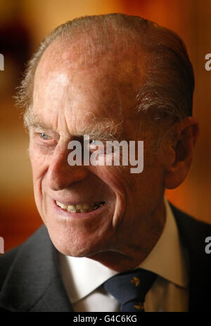 Der Herzog von Edinburgh bei einem Empfang, um David Hempleman-Adams den Aero Club Cup im Buckingham Palace im Zentrum von London zu präsentieren. Stockfoto