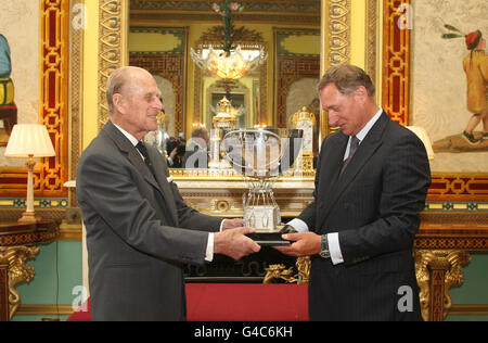 Der Herzog von Edinburgh überreicht David Hempleman-Adams den Aero Club Cup bei einem Empfang im Buckingham Palace im Zentrum von London. Stockfoto