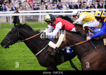 Bollin Judith und David Allan (Mitte) gewinnen die Bond Tire Stakes auf der York Racecourse, York. Stockfoto