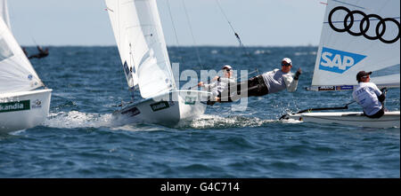 Die Briten Luke Patience und Stuart Bithell treten 470 während des fünften Tages der Skandia Sail für die Gold Regatta in Weymouth, Dorset, an. Stockfoto