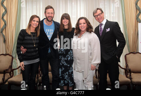 Die Stars des neuen Films Bridesmaids von links, die Schriftstellerin und Schauspielerin Kristen Wiig, Chris O'Dowd, Rose Byrne, Melissa McCarthy und der Regisseur Paul Feig nehmen an einer Pressekonferenz vor der Veröffentlichung Teil. Stockfoto