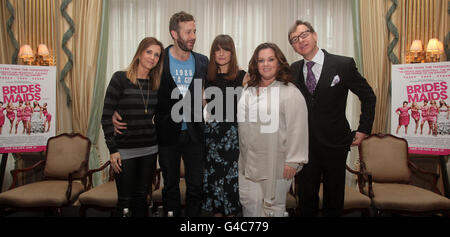 Die Stars des neuen Films Bridesmaids von links, die Schriftstellerin und Schauspielerin Kristen Wiig, Chris O'Dowd, Rose Byrne, Melissa McCarthy und der Regisseur Paul Feig nehmen an einer Pressekonferenz vor der Veröffentlichung Teil. Stockfoto