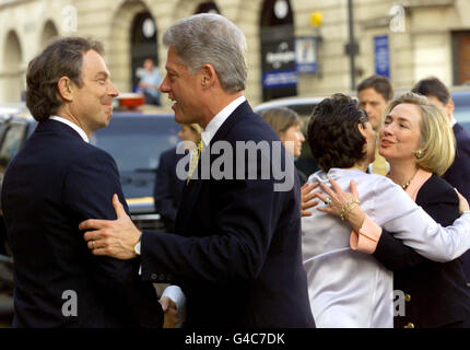 15/5/98 Premierminister Tony Blair (L) und seine Frau Cherie (2. R) heißen US-Präsident Bill Clinton und First Lady Hillary im Rathaus von Birmingham willkommen. Die Staats- und Regierungschefs der G8 treffen sich am Wochenende in der Stadt. PA-BILD /POOL/ von Kevin Lamarque. Stockfoto