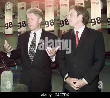 Der britische Premierminister Tony Blair (rechts) hört zu, wie US-Präsident Bill Clinton am Freitag, den 15. Mai 1998 im Birmingham International Conference Centre das Friedensabkommen Nordirlands anjubeln wird. Die beiden hatten sich vom G8-Wirtschaftsgipfel der Führer der mächtigsten Nationen der Welt getrennt, um für die Akzeptanz des Abkommens in der unruhigen Provinz Großbritanniens zu appellieren. AP-Fotopool. Stockfoto