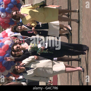 Cherie Blair, Ehefrau des britischen Premierministers Tony Blair, bei einem Rundgang auf dem Victoria Square in Birmingham, begleitet von einigen Frauen anderer Staats- und Regierungschefs, die heute (Sonntag) am G8-Gipfel in der Stadt teilnahmen. Links Flavia Prodi, Ehefrau von Romano Prodi (Italien) Aline Chretien, Ehefrau von Jean Chretien (Kanada), rechts und Kumiko Hashimoto, Ehefrau von Ryutaro Hashimoto (Japan), zweite rechts. Foto von Fiona Hanson/PA Stockfoto