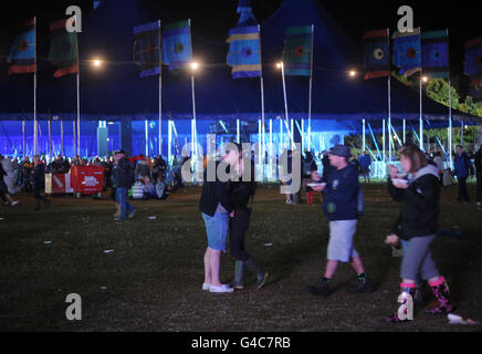 Ein Paar umarmt am ersten Tag des Isle of Wight Festivals. DRÜCKEN Sie VERBANDSFOTO. Bilddatum: Freitag, 10. Juni 2011. Bildnachweis sollte lauten: Anthony Devlin/PA Wire Stockfoto