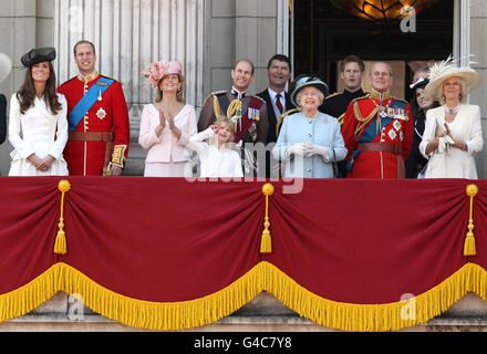 Die königliche Familie beobachtet einen Flipper vom Balkon des Buckingham Palace, London, nachdem sie an der jährlichen Geburtstagsparade der Queen, Trooping the Color, teilgenommen hat. Stockfoto