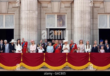 Die britische Königin Elizabeth II. Und Mitglieder der königlichen Familie beobachten auf dem Balkon des Buckingham Palace, London, einen Flipper, nachdem sie an der jährlichen Geburtstagsparade der Queen, Trooping the Color, teilgenommen haben. Stockfoto