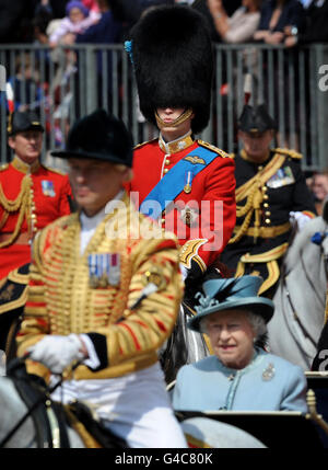 Der Herzog von Cambridge reitet hinter seiner Großmutter, der britischen Königin Elizabeth II., während er an der Trooping the Color, der jährlichen Geburtstagsparade der Königin auf der Horse Guards Parade in London, teilnimmt. Stockfoto