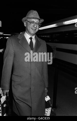 PA NEWS PHOTO 12/1/89 GERALD KAUFMAN, SPRECHER DER LABOR'S FOREIGN AFFAIRS, AM FLUGHAFEN HEATHROW, LONDON, NACH SEINER RÜCKKEHR AUS TUNIS, WO ER MIT YASSER ARAFAT, DEM VORSITZENDEN DER PALÄSTINENSISCHEN BEFREIUNGSORGANISATION, ZUSAMMENTRAF Stockfoto