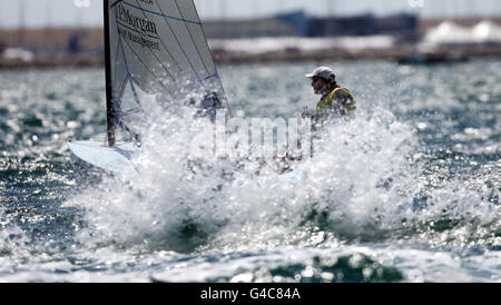 Der britische Ben Ainslie sichert sich Gold während des sechsten Tages der Skandia Sail for Gold Regatta in Weymouth, Dorset. Stockfoto