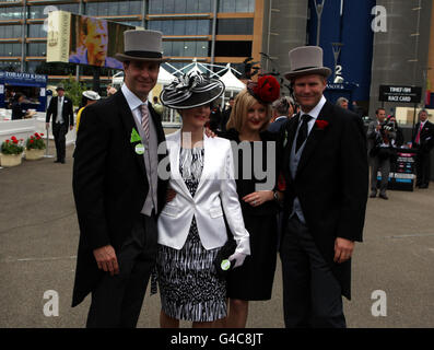 (Links-rechts) Michael Vaughan, Nicola Vaughan, Sarah Hoggard und Matthew Hoggard am zweiten Tag des Royal Ascot Meetings auf der Ascot Racecourse, Berkshire. Stockfoto