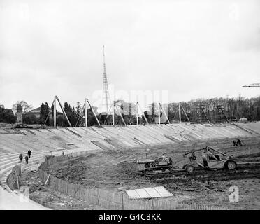 Die Arbeiten am neuen Stadion laufen, wobei die Dachdeckenstützen zu sehen sind. Das Stadion wird Platz für 12,000 Personen. Stockfoto