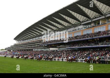 Eine allgemeine Ansicht, wie Julienas von Eddie Ahern (rechts) den Royal Hunt Cup am zweiten Tag des Royal Ascot Meeting 2011 gewinnt. Stockfoto