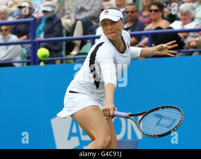 Tennis - AEGON International - Tag 4 - Devonshire Park. Die russische Vera Zvonareva im Kampf gegen die US-amerikanische Serena Williams während der AEGON International im Devonshire Park, Eastbourne. Stockfoto