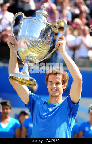 Tennis - AEGON Championships 2011 - Tag 8 - The Queen's Club. Der britische Andy Murray feiert mit dem Queen's Cup, nachdem er den französischen Jo-Wilfried Tsonga im Finale besiegt hat Stockfoto