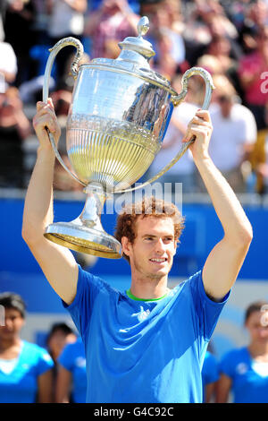 Tennis - AEGON Championships 2011 - Tag 8 - The Queen's Club. Der britische Andy Murray feiert mit dem Queen's Cup, nachdem er den französischen Jo-Wilfried Tsonga im Finale besiegt hat Stockfoto