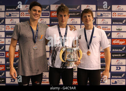 Der britische Schwimmer Chris Walker-Hebborn (Mitte) Gold mit Marco Loughran (Silber) und Ryan Bennett (Bronze) nach dem Finale der Men's Open 200m Backstroke während der ASA National Championships in Ponds Forge, Sheffield. Stockfoto