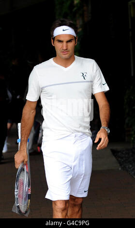 Der Schweizer Roger Federer übt während des Trainingstages für die Wimbledon Championships 2011 im All England Lawn Tennis Club, Wimbledon. Stockfoto