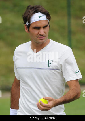 Der Schweizer Roger Federer übt während des Trainingstages für die Wimbledon Championships 2011 im All England Lawn Tennis Club, Wimbledon. Stockfoto