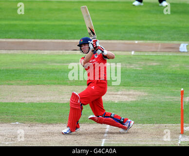 Cricket - Friends Life Twenty20 - North Group - Warwickshire Bears V Lancashire Lightning - Edgbaston. Stephen Moore von Lancashire Lightning fährt einen Vierer Stockfoto