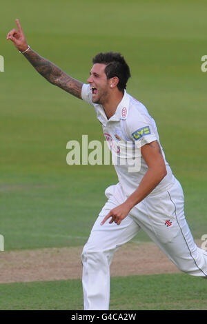 Cricket - Liverpool Victoria County Championship - Division Two - Tag 1 - Surrey V Gloucestershire - The Kia Oval. Surrey's Jade Dernbach feiert das Wicket von Kane Williamson in Gloucestershire Stockfoto