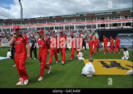 Cricket - Friends Life Twenty20 - North Group - Warwickshire Bears V Lancashire Lightning - Edgbaston. Spieler von Lancashire Lightning betreten das Feld Stockfoto