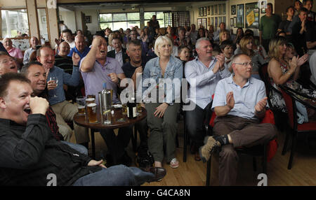 Freunde des Golfspielers Rory McIlroy im Holywood Golf Club in Co. Down Northern Ireland, jubeln, als er seine Führung von acht auf 10 erweiterte, da die US Open heute eine ein-Mann-Show im Kongress blieb. Stockfoto