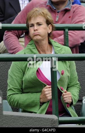 Judy Murray, die Mutter des britischen Andy Murray, kommt am dritten Tag der Wimbledon Championships 2011 beim All England Lawn Tennis and Croquet Club in Wimbledon an, um sich sein Spiel auf dem Court One anzusehen. Stockfoto