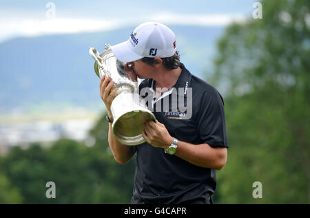 Der neu gekrönte US Open Champion Rory McIlroy posiert mit der Trophäe während der Feier im Holywood Golf Club, County Down. Stockfoto