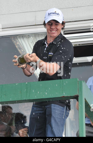 Der neu gekrönte US Open Champion Rory McIlroy sprüht Champagner während der Feier im Holywood Golf Club, County Down. Stockfoto