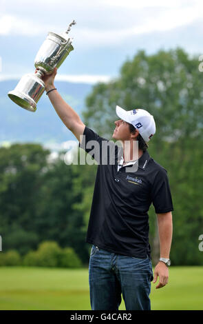 Der neu gekrönte US Open Champion Rory McIlroy posiert mit der Trophäe während der Feier im Holywood Golf Club, County Down. Stockfoto