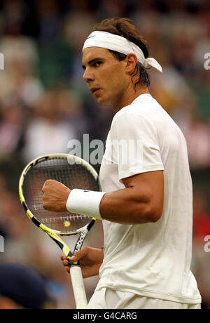 Der Spanier Rafael Nadal feiert am dritten Tag der Wimbledon Championships 2011 im All England Lawn Tennis und Croquet Club in Wimbledon gegen den US-Amerikaner Ryan Sweeting. Stockfoto