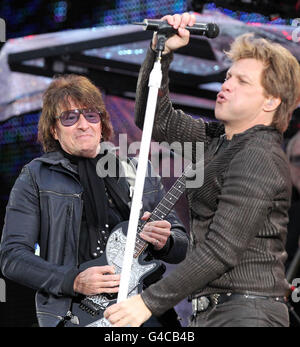 Bon Jovi Gig - Murrayfield. Jon Bon Jovi und Richie Sambora im Konzert in Murrayfield. Stockfoto