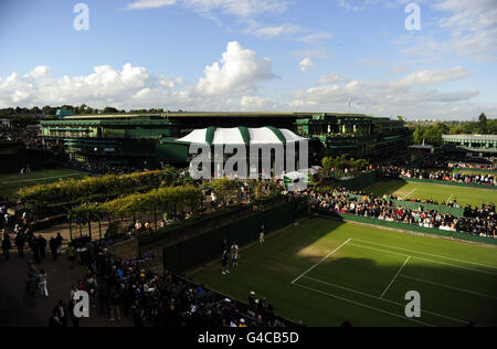 Ein allgemeiner Blick über den All England Lawn Tennis und Croquet Club in Richtung Court 1 während des dritten Tages der Wimbledon Championships 2011. Stockfoto