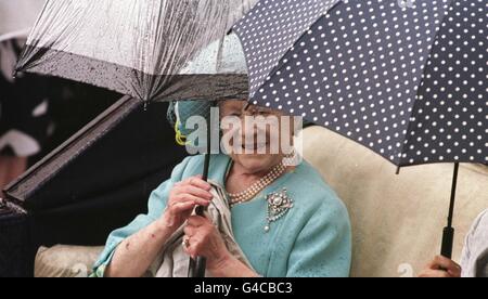 Die Königin Mutter deckt sich gegen den Regen, als sie heute Nachmittag (Mittwoch) bei den Royal Ascot Rennen ankommt. Foto von John Stillwell/PA Stockfoto