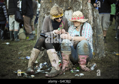 Glastonbury Festival 2011 - Freitag. Nachtschwärmer können sich während der abendlichen Feierlichkeiten beim Glastonbury Festival am Steinkreis entspannen. Stockfoto