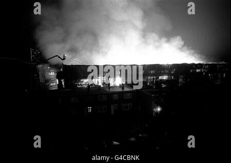 Nachrichten internationale Zeitung Lager Feuer - Deptford, London Stockfoto