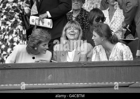 (l-r) Diana Princess of Wales, Kate Menzies (Tochter von Zeitungsredaktion John Menzies) und die Herzogin von York genießen das Spiel zwischen John McEnroe und Mats Wilnder (nicht abgebildet) in Wimbledon von der Royal Box auf Center Court. Stockfoto