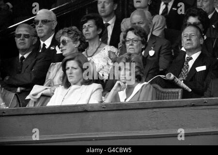 Lady Jane Fellows (l.) und ihre Schwester, die werdende Diana Princess of Wales (r.), in der Royal Box am Centre Court in Wimbledon. Stockfoto