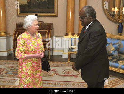 Ihre Majestät Königin Elizabeth II. Lächelt, als sie mit dem Präsidenten der Republik Namibia, seiner Exzellenz Hifikepunye Pohamba, während einer privaten Audienz im Buckingham Palace im Zentrum von London spricht. Stockfoto