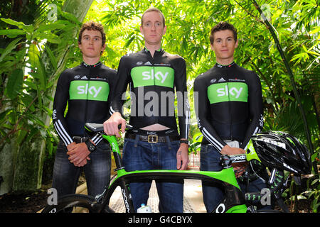 Team Sky's (von links) Geraint Thomas, Bradley Wiggins und Ben Swift während des Team Sky Fotoalles für die britischen Fahrer, die für die Tour de France im Kew Royal Botanic Gardens in London ausgewählt wurden. Stockfoto