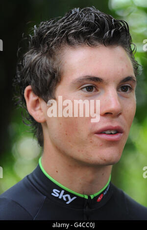 Ben Swift vom Team Sky während des Team Sky Fotoalles für die britischen Fahrer, die für die Tour de France in den Kew Royal Botanic Gardens in London ausgewählt wurden. Stockfoto