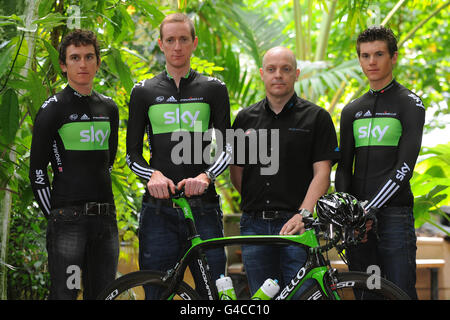 Team Sky's (von links) Geraint Thomas, Bradley Wiggins, General Manager Dave Brailsford und Ben Swift während des Team Sky Fotoalles für die britischen Fahrer, die für die Tour de France im Kew Royal Botanic Gardens in London ausgewählt wurden. Stockfoto