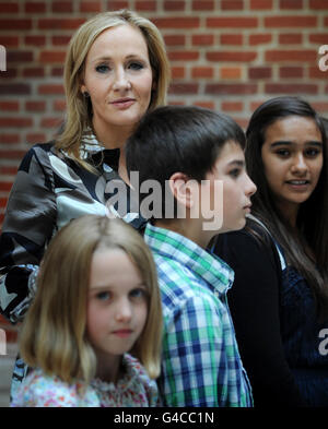 Harry Potter Autorin JK Rowling mit jungen Fans beim Start ihrer Pottermore Webseite in London. Stockfoto