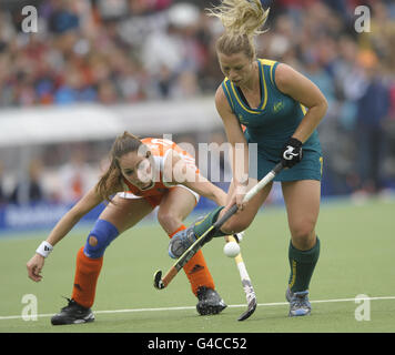 Der australische Jade Warrender entkommt der niederländischen Eva de Goede während des Rabo FIH Women's Champions Trophy-Spiels im Wagener Stadium, Amsterdam Stockfoto