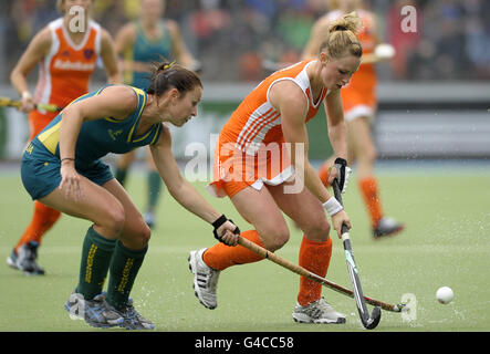 Die niederländische Claire Verhage (rechts) wird während des Rabo FIH Women's Champions Trophy-Spiels im Wagener Stadium, Amsterdam, von der australischen Mannschaft Jayde Taylor herausgefordert Stockfoto