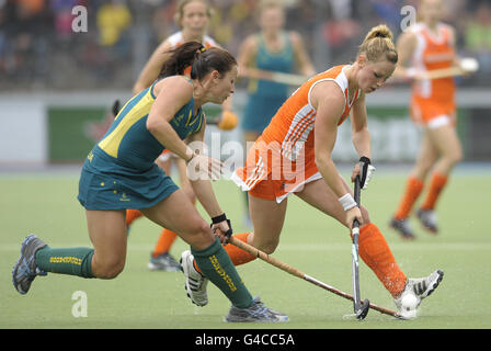 Die niederländische Claire Verhage (rechts) wird während des Rabo FIH Women's Champions Trophy-Spiels im Wagener Stadium, Amsterdam, von der australischen Mannschaft Jayde Taylor herausgefordert Stockfoto