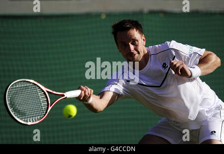 Der Schwede Robin Söderling in Aktion mit dem Australier Bernard Tomic am 6. Tag der Wimbledon Championships 2011 beim All England Lawn Tennis and Croquet Club in Wimbledon. Stockfoto