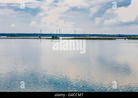 Fischerhütte in der Ruhe der brackige Lagune in Italien Stockfoto